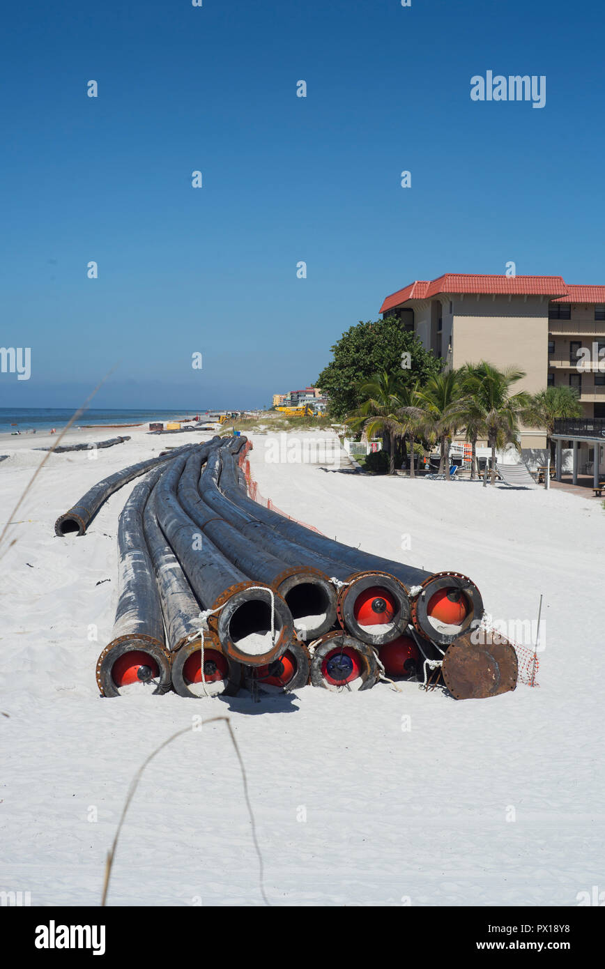 Redington Beach, Pinelles County, Florida, USA., Montag, 15 Oktober, 2018, Strand Lagerauffüllung, Schwarz, Sand Zuleitungsrohre, Stockfoto