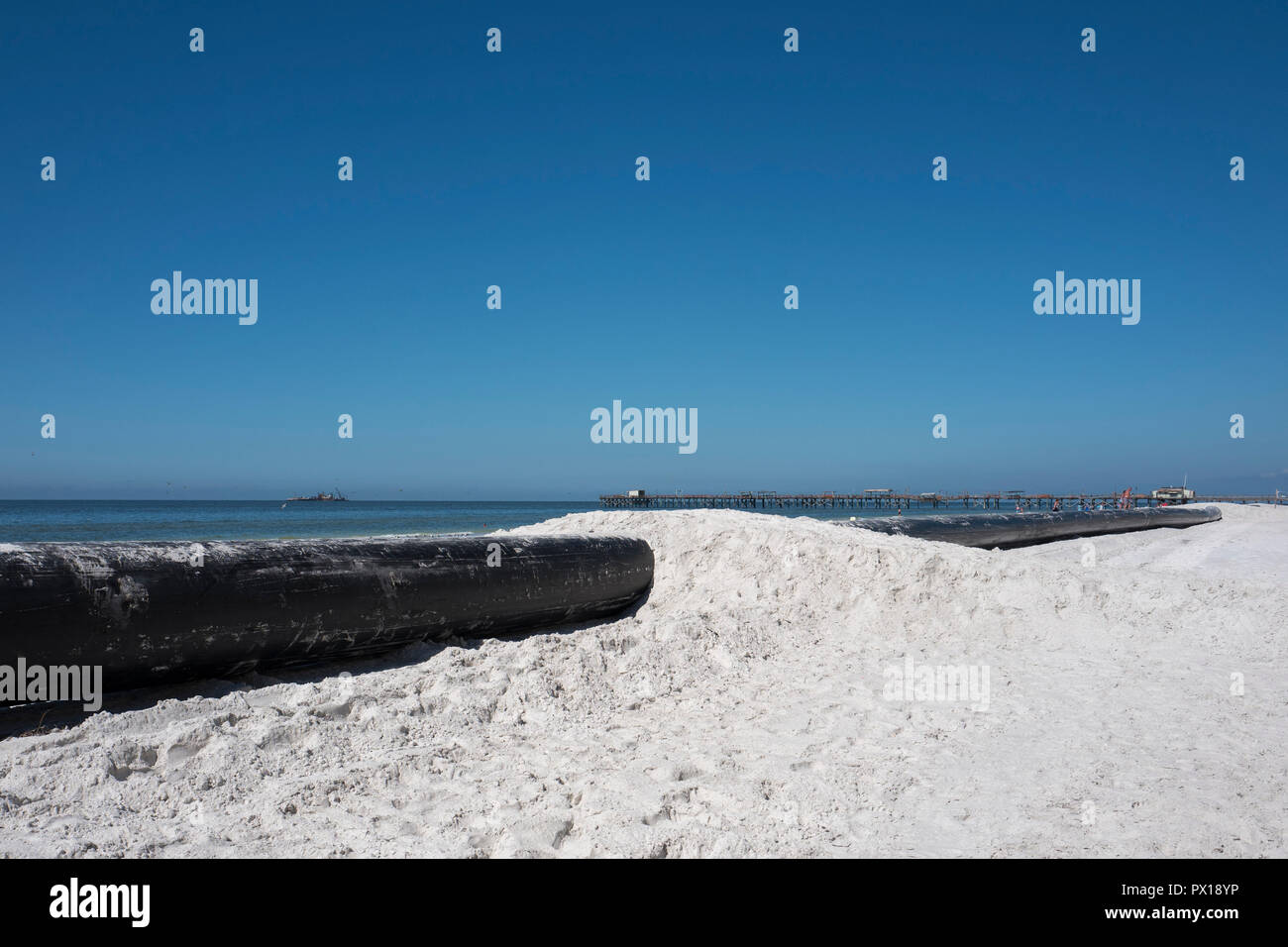 Redington Beach, Pinellas County, Florida, USA., Montag, 15 Oktober, 2018, Strand Auffüllung, Verbindung zwischen, Schwarz, Sand Zuleitungsrohre, © Stockfoto