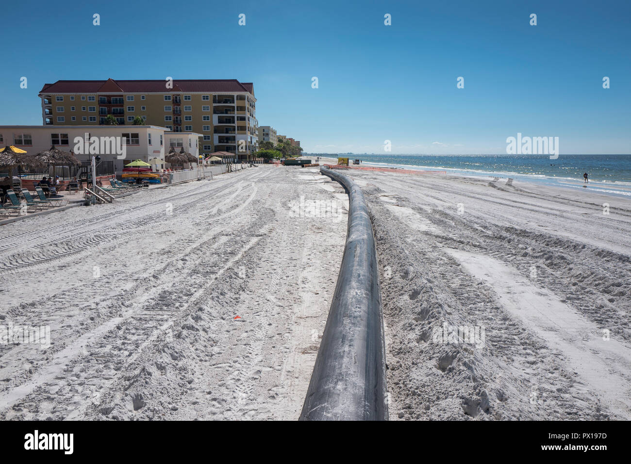 Redington Beach, Pinellas County, Florida, USA., Montag, 15 Oktober, 2018, Strand Lagerauffüllung, Schwarz, Sand Zuleitungsrohre, © Peter Spurrier Stockfoto