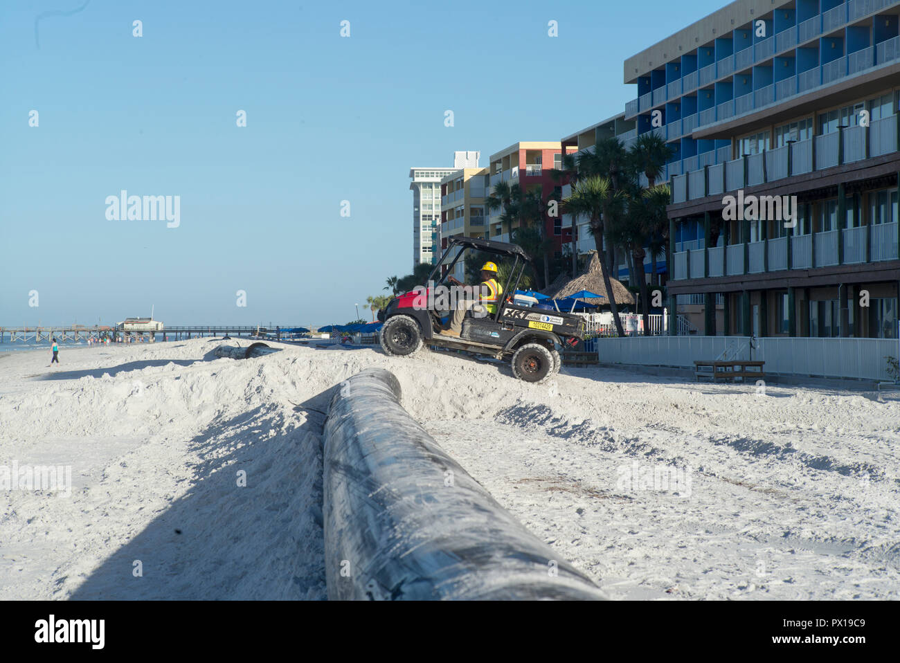 Redington Beach, Pinellas County, Florida, USA., Dienstag, 16 Oktober, 2018, Strand Auffüllung, Buggy Kreuzung die Auffüllung Rohr, Stockfoto