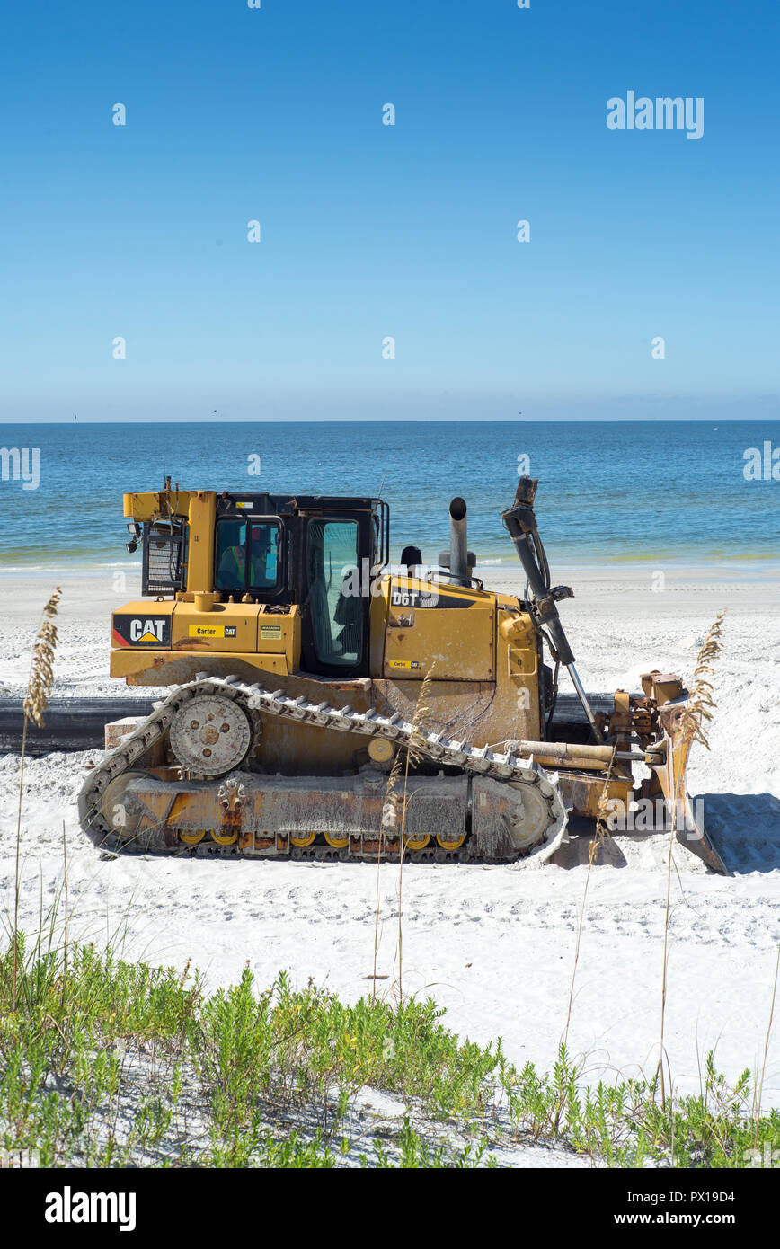 Redington Beach, Pinellas County, Florida, USA., 12. Oktober 2018, Caterpillar D6T XW, Bulldozer, bei der Arbeit am Strand Lagerauffüllung, Stockfoto