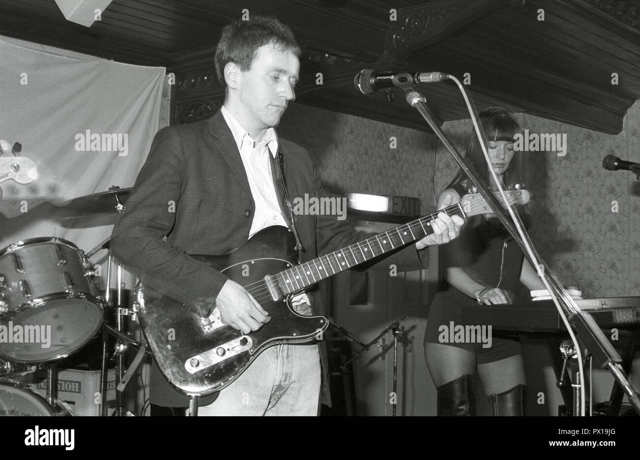 Gerard "Caesar" McInulty und Carolyn Allen von post-punk/indie pop band, die bei Esquires, Bedford, 1990. Stockfoto