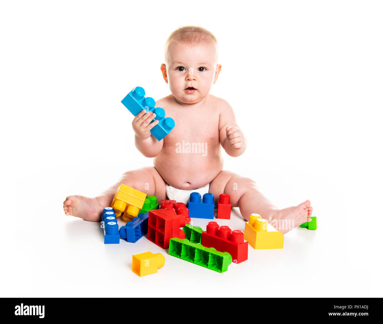 Baby Boy spielt mit Spielzeug Bausteine auf weißem Hintergrund Stockfoto