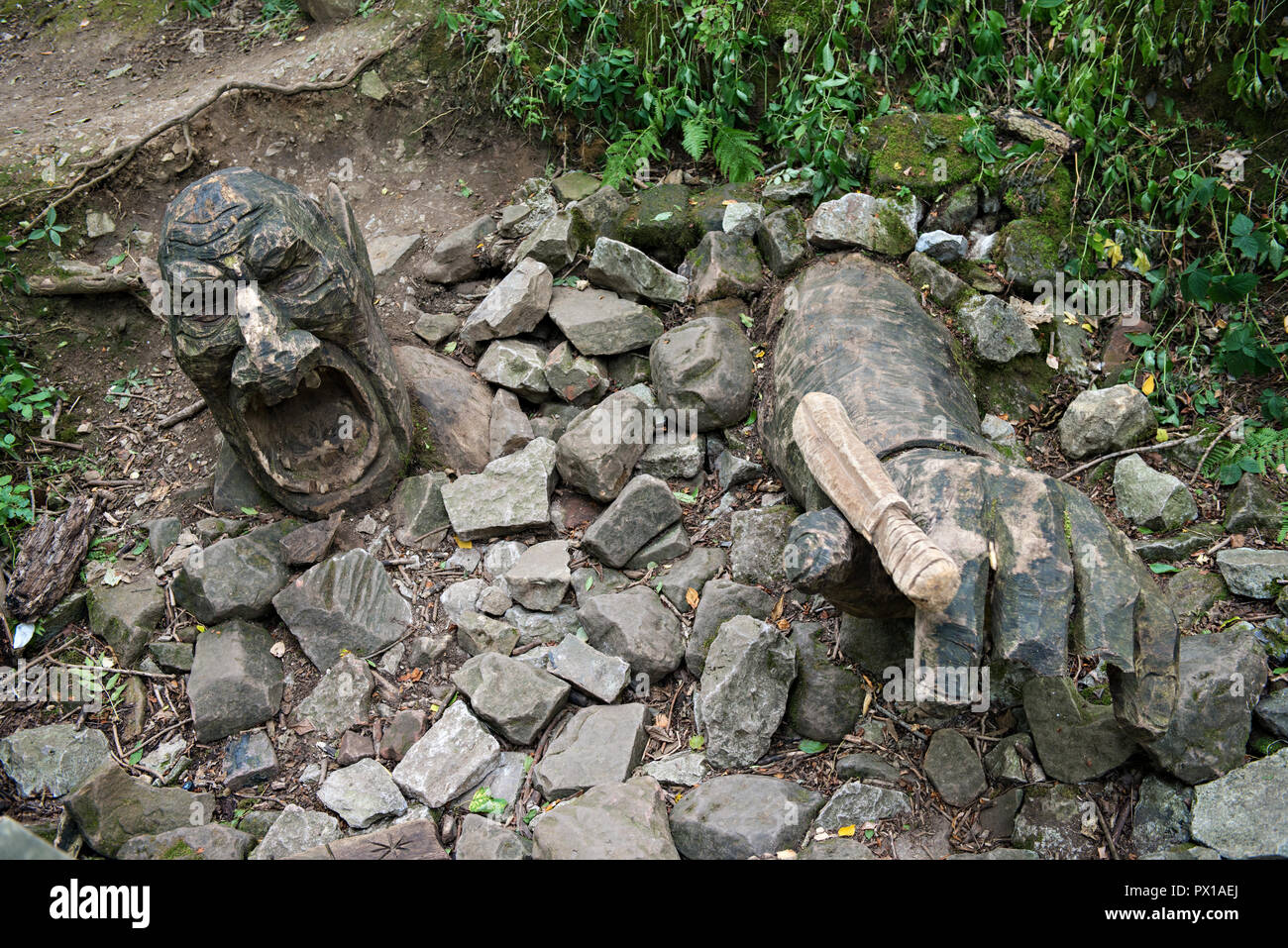 Ein furchtsames Holzschnitzerei eines Verschütteten Kreatur versucht cfrom den Boden an crich Tramway Museum im Dorf von Crich, Derbyshire, UK zu entkommen Stockfoto