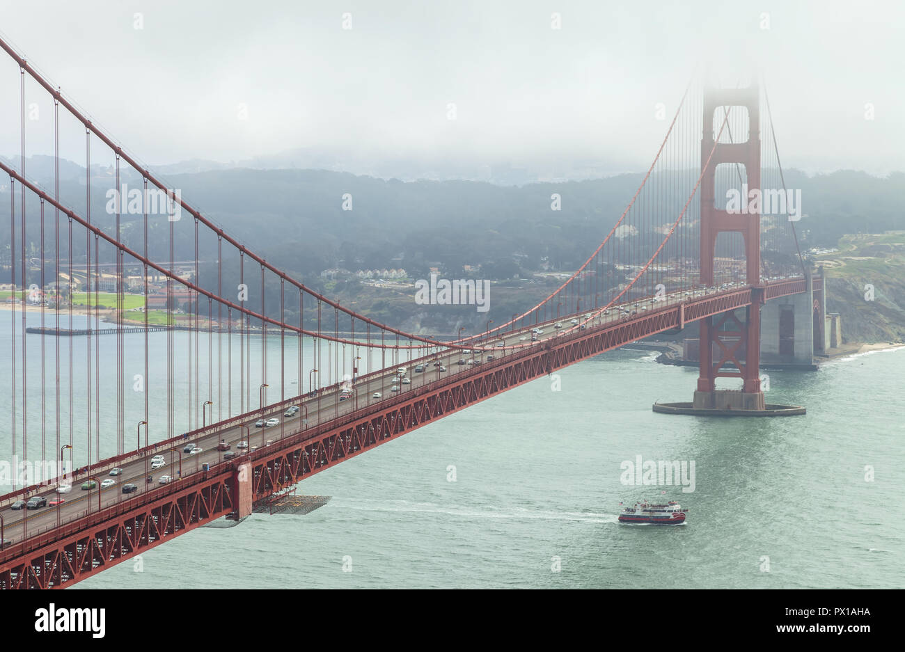 Die berühmte Golden Gate Bridge in San Francisco, Kalifornien, USA, an einem bewölkten Morgen. Stockfoto