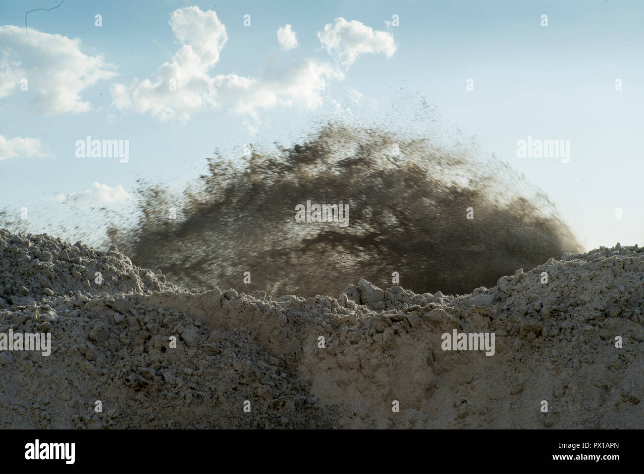 Redington Beach, Pinellas County, Florida, USA., Dienstag, 16 Oktober, 2018, Strand Auffüllung, Sandstrahlen durch den Filter, © Peter Spurrier Stockfoto