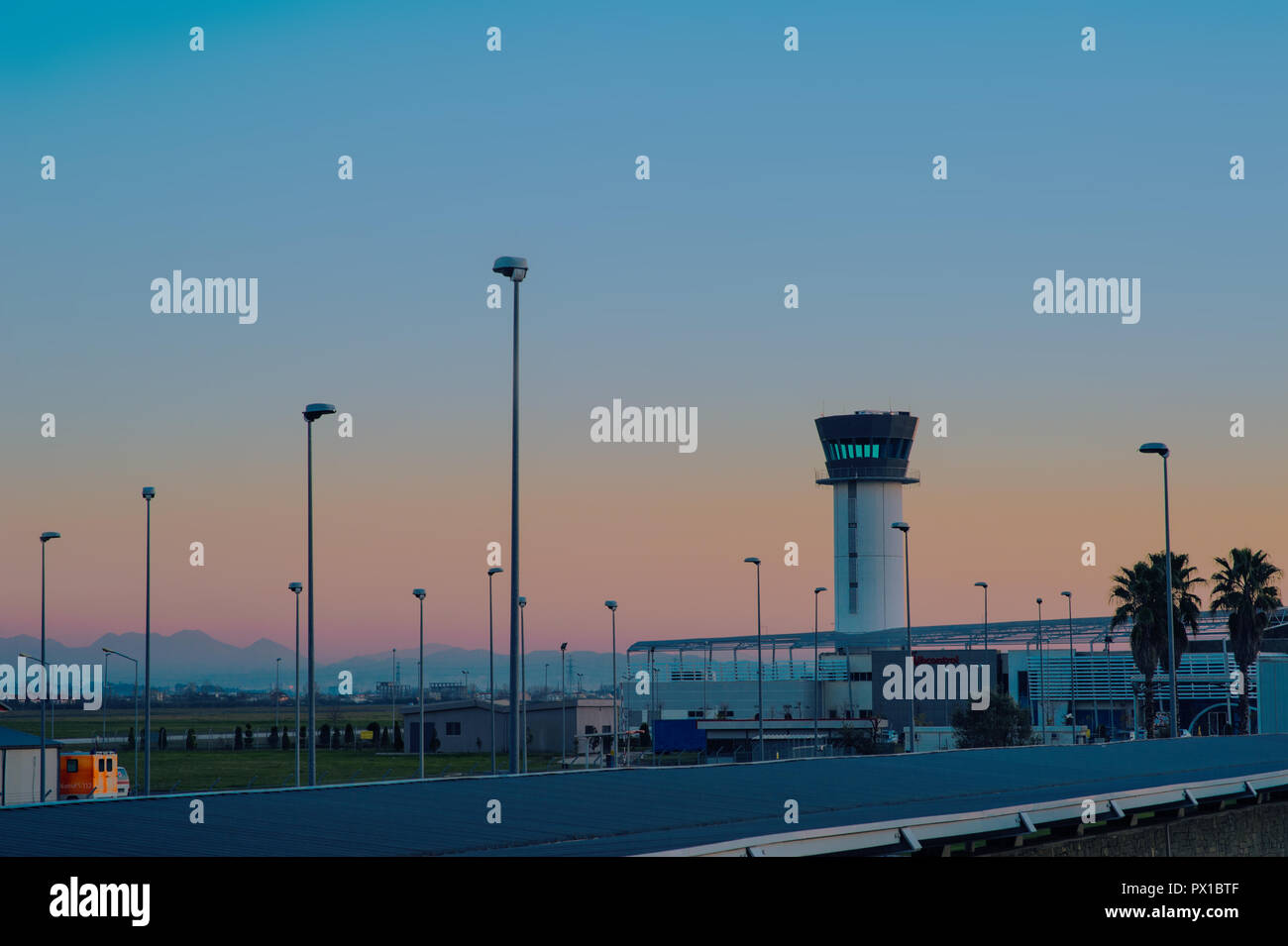 Tirana, Albanien - Dezember 2014: Tirana International Airport Nene Tereza, allgemein rinas International Airport Stockfoto