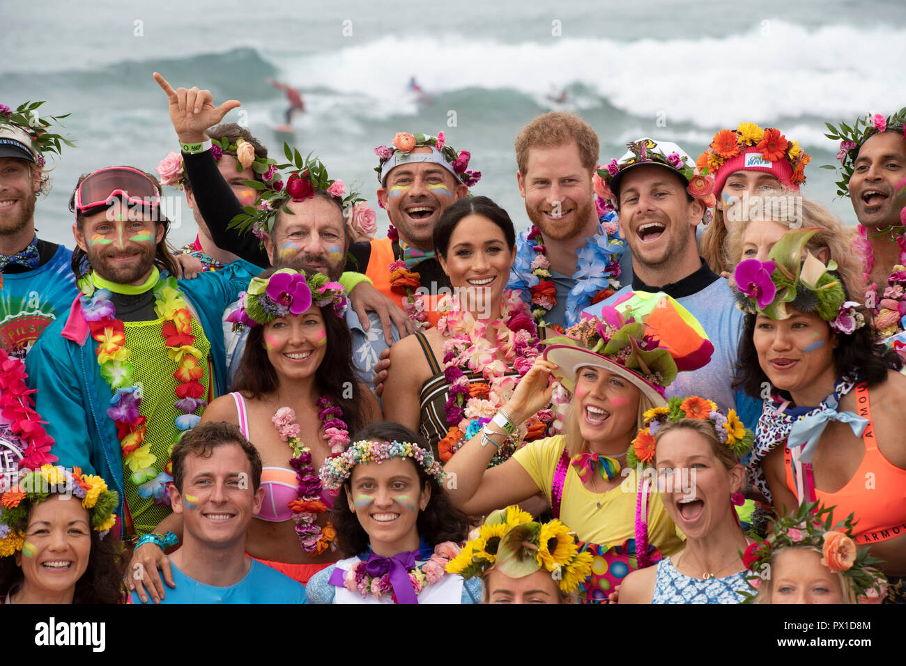 Der Herzog und die Herzogin von Sussex (Mitte und Hinten mitte rechts) am Bondi Beach in Sydney am vierten Tag des königlichen Paar Besuch in Australien. Stockfoto