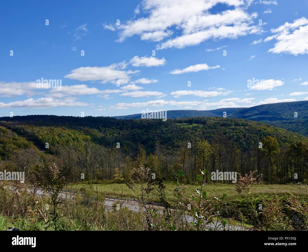 Hügel und das Tal unter blauem Himmel in Sullivan County, endlose Mountain Region, auch als "Juwel von Endlose Berge, "ländlichen zentralen Pennsylvania bekannt. Stockfoto