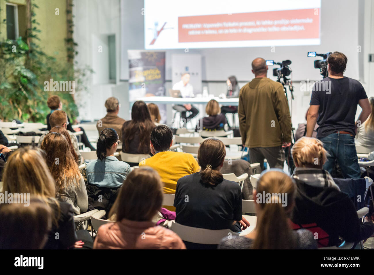 Medien Interview und Diskussion am runden Tisch bei beliebten wissenschaftliche Konferenz. Stockfoto