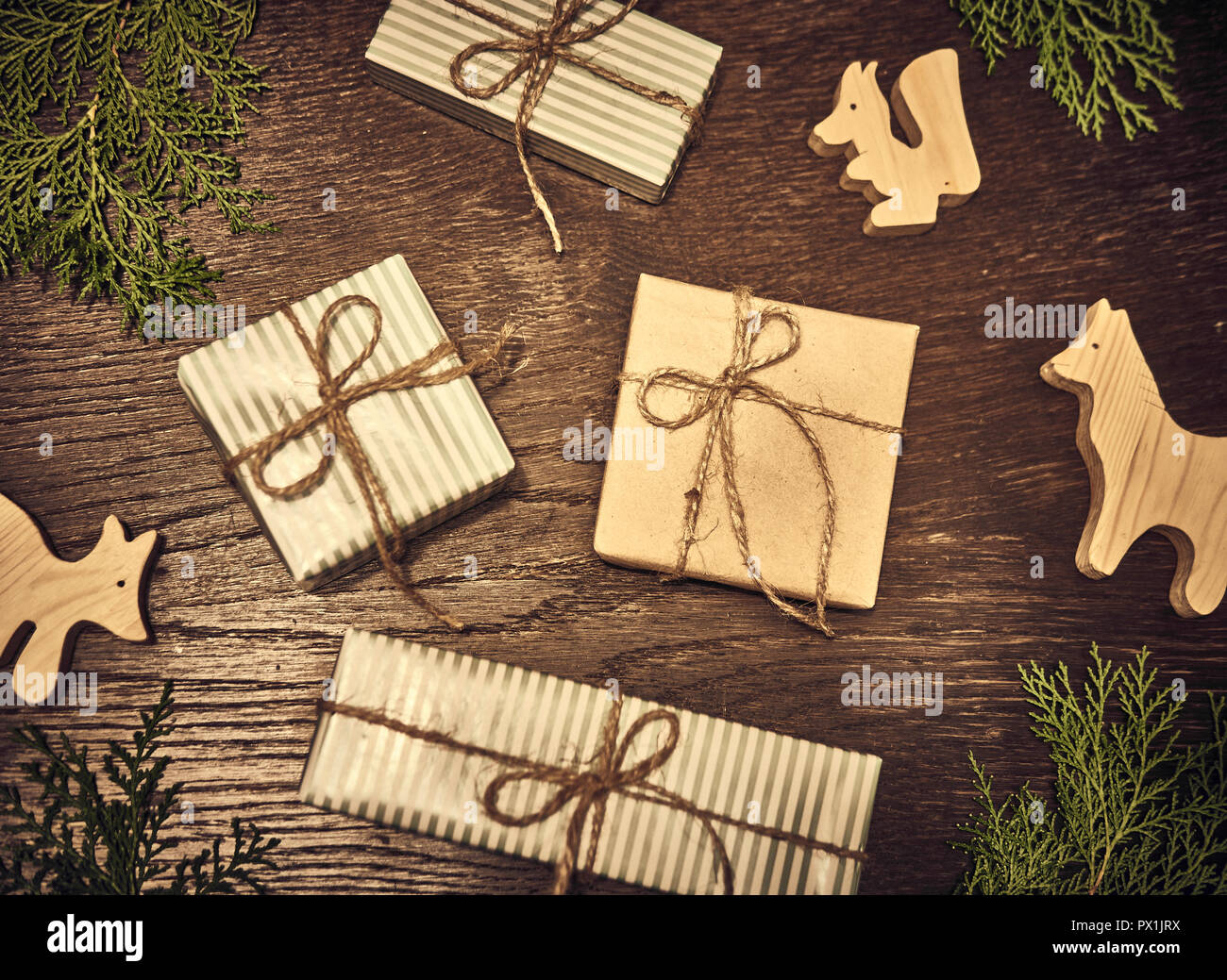 Kreative Gestaltung aus Weihnachten Baum mit Geschenken. Flach. Natur Neues Jahr Konzept. Stockfoto