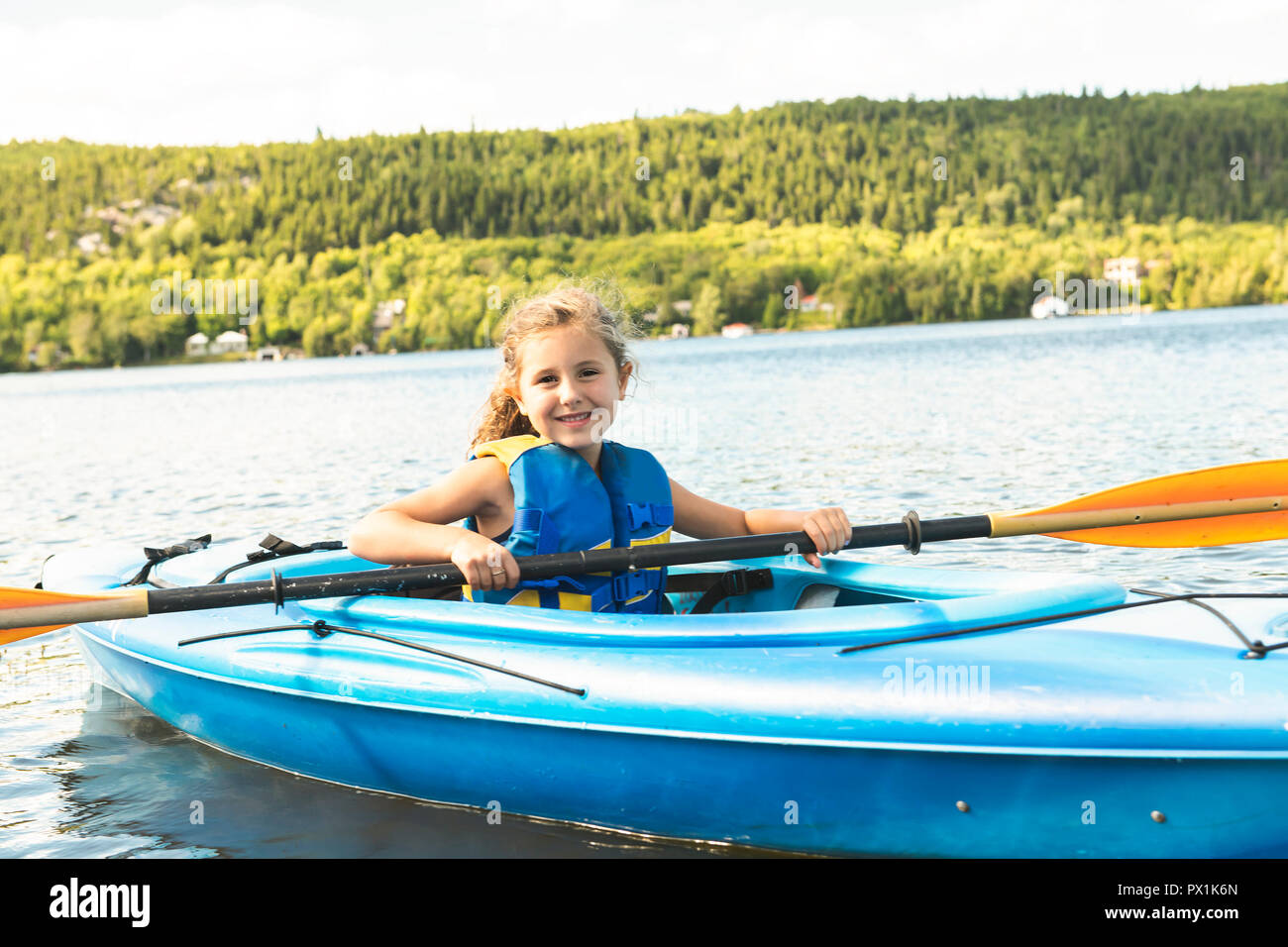 Sommer Urlaub Portrait von glücklich süße Mädchen Kajak Die auf dem Fluss Stockfoto