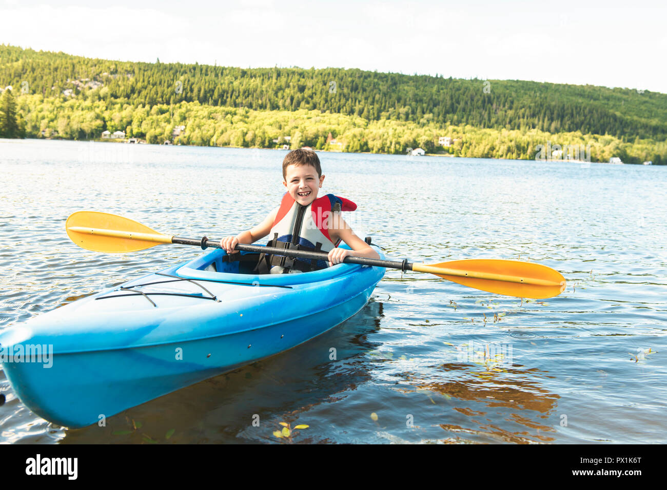 Sommer Urlaub Portrait von Happy cute boy Kajak Die auf dem Fluss Stockfoto