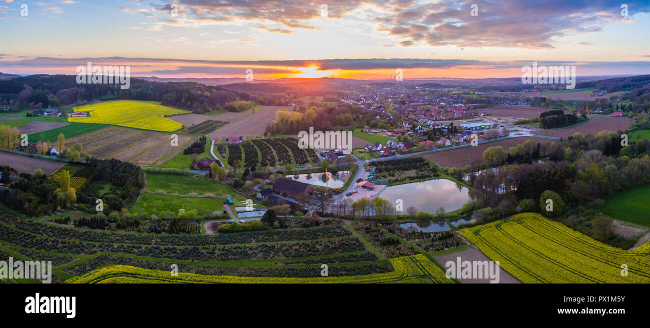 Antenne drone Ansicht einer Reiten Wettbewerb in Hagen Osnabrück bei Sonnenuntergang Stockfoto