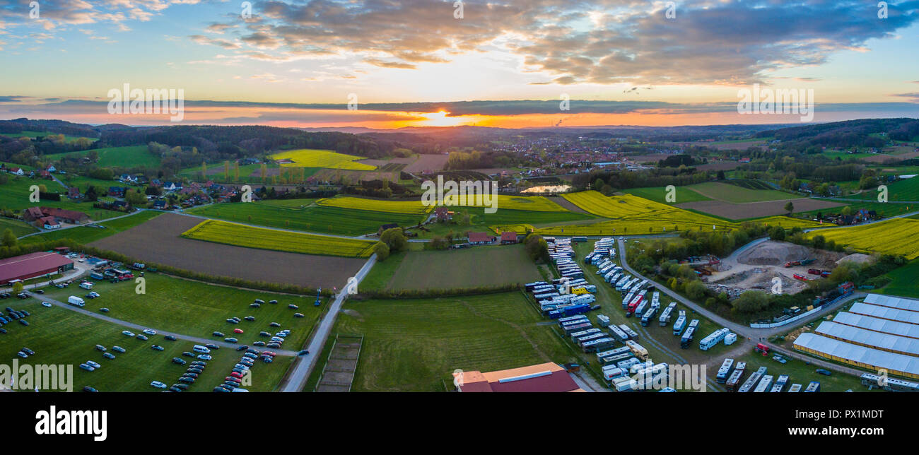 Antenne drone Ansicht einer Reiten Wettbewerb in Hagen Osnabrück bei Sonnenuntergang Stockfoto