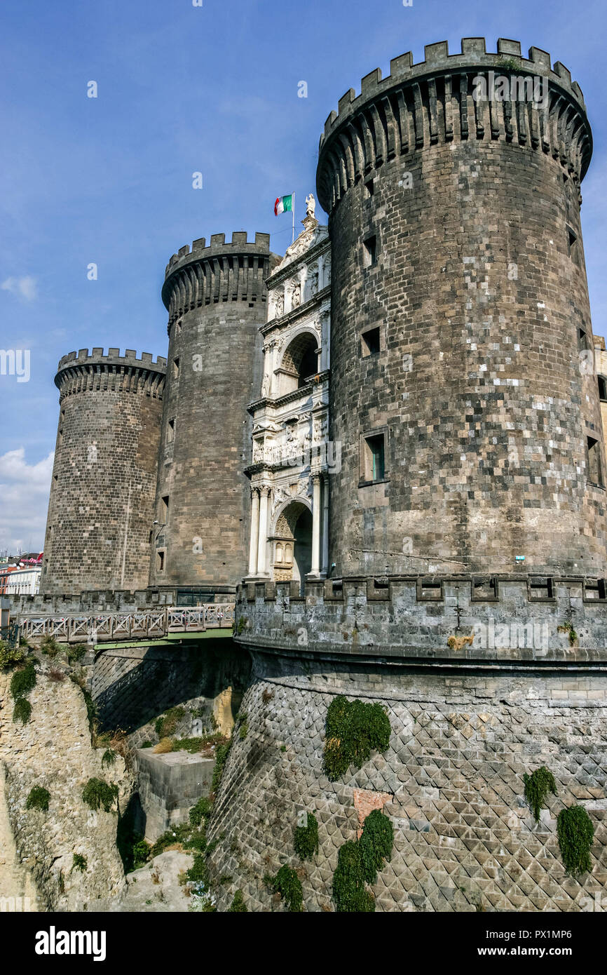 Das Castel Nuovo häufig als "Maschio Angioino ist eine mittelalterliche Burg vor der Piazza Municipio in Neapel, Italien. Erste errichtet im Jahre 1279, eines der wichtigsten architektonischen Wahrzeichen der Stadt. Es war eine königliche Sitz der Könige von Neapel, Aragon und Spanien bis 1815. Die imposante Einseitig weißem Marmor Triumphbogen, in 1470 erbaut, erinnert an Alfonso von Aragon's Eintrag in Neapel im Jahre 1443. Es steht zwischen zwei westlichen Türme der Anjou Schlosses. Stockfoto