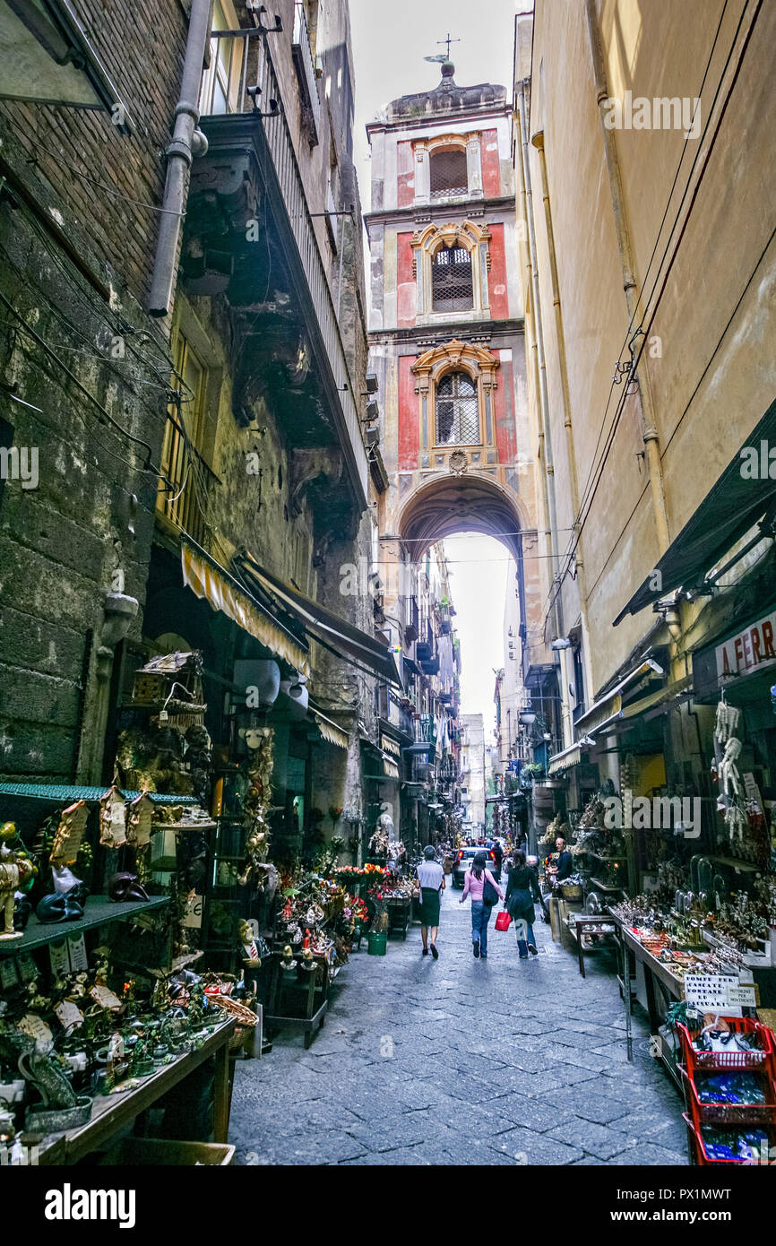 Die Via San Gregorio Armeno ist eine Straße in der historischen Innenstadt mit dem Glockenturm von der gleichnamigen Kirche in Neapel steigende, Süditalien. Stockfoto