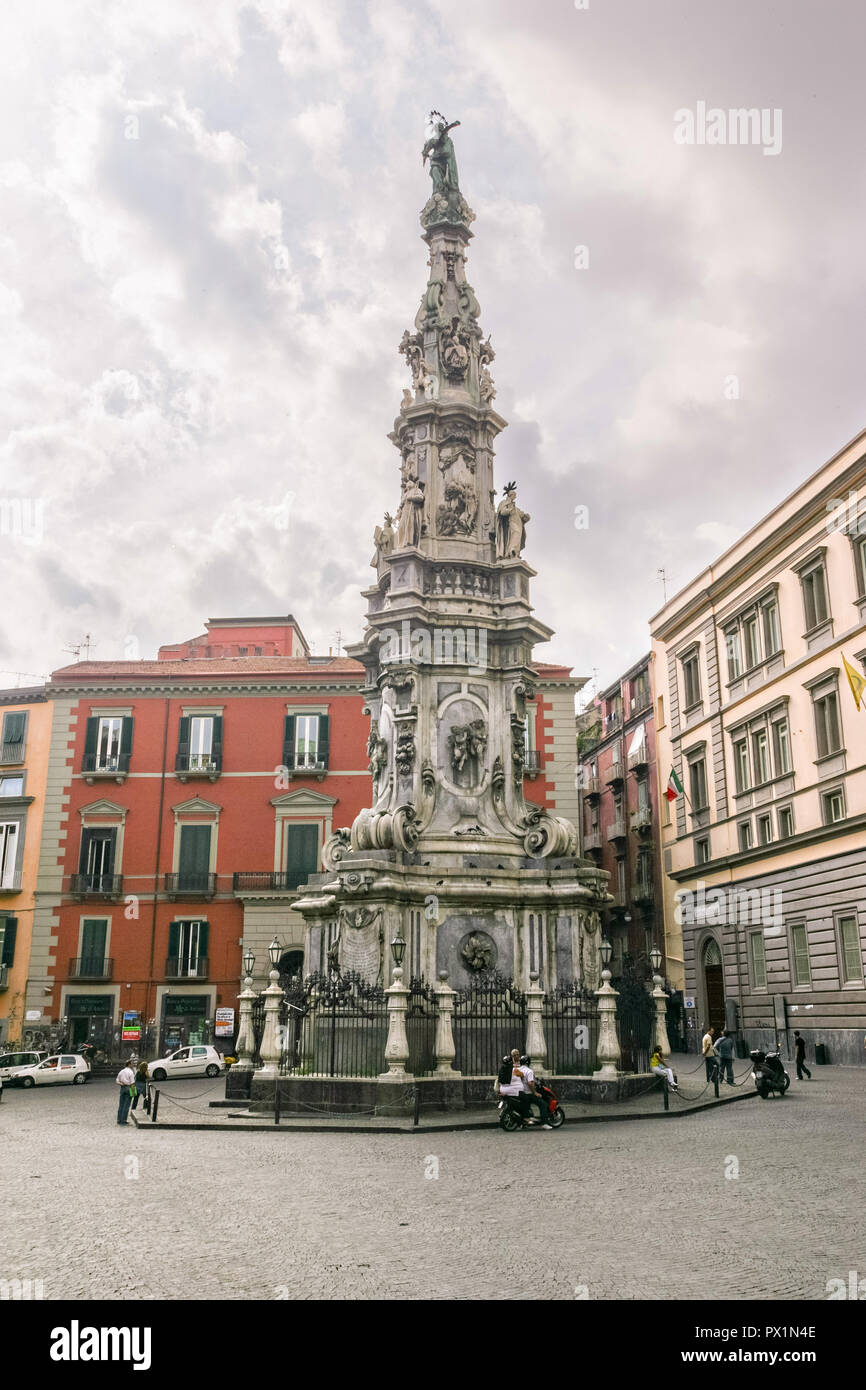 Die Turmspitze oder guglia der Unbefleckten Jungfrau in Neapel, Italien. Die guglia dell'Immacolata ist ein Denkmal, das auf dem Platz vor der Kirche Gesù Nuovo steht. Es ist das größte und am meisten zierpflanzen von drei solcher "Pest Spalten' in Neapel. Stockfoto