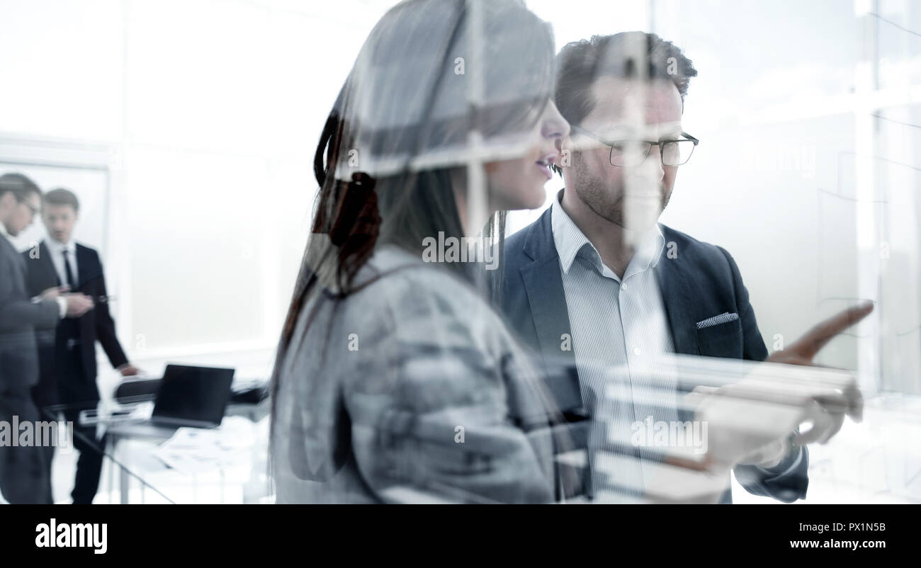 Business Partner diskutieren neue Möglichkeiten. Stockfoto
