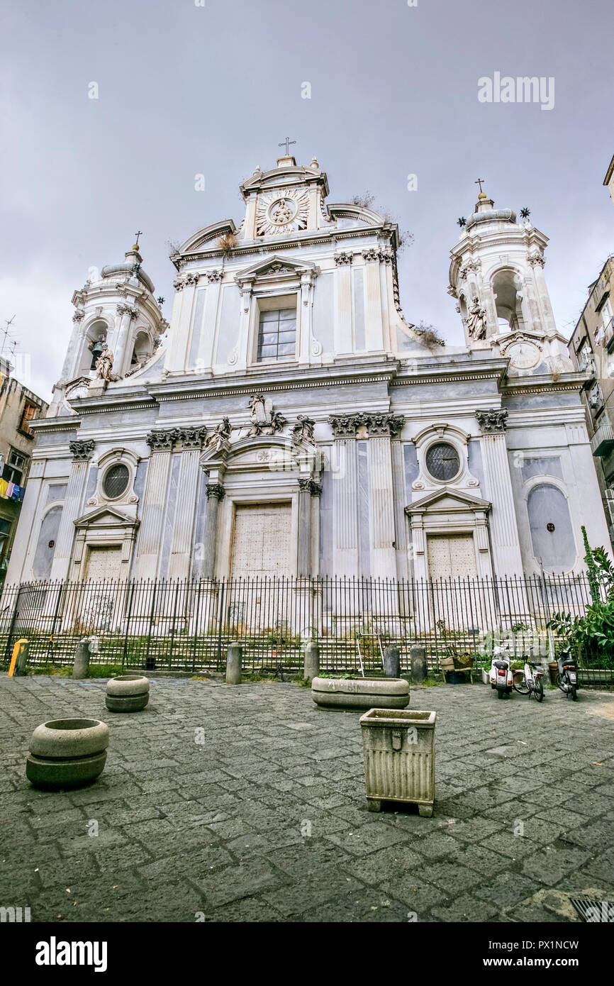 Die Kirche und das Kloster der Girolamini in Neapel, Italien. Die konservative Spätbarocke Fassade von Ferdinando Fuga, straft das späteste Datum von 1780. Stockfoto