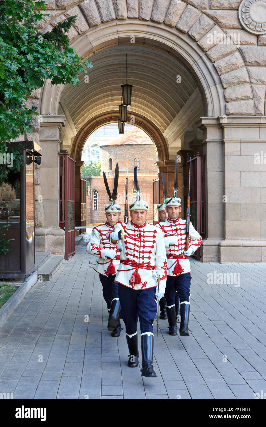 Die ehrengarde am Eingang des Verwaltungsgebäudes der Präsident der Republik Bulgarien in Sofia, Bulgarien Stockfoto