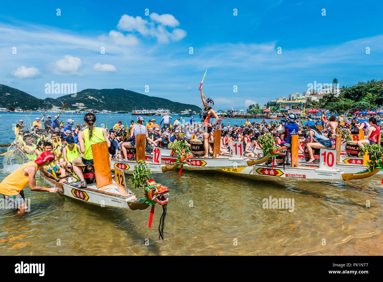 Hong Kong, China - 2. Juni 2014: Menschen Rennen Dragon Boote Festival Rennen in Stanley beach Stockfoto