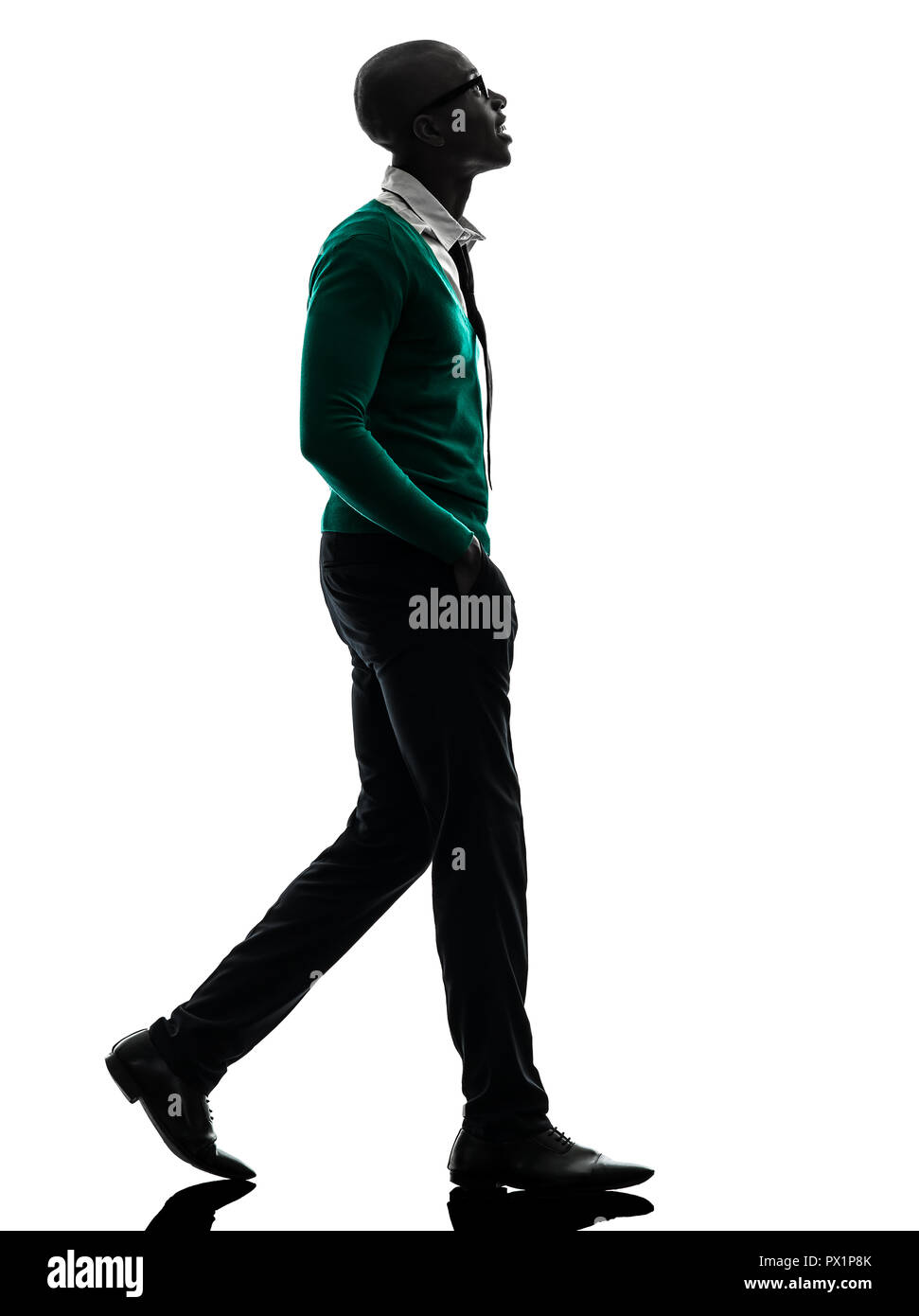 Ein afrikanischer Schwarzer Mann zu suchen, um sich in der Silhouette Studio auf weißem Hintergrund Stockfoto