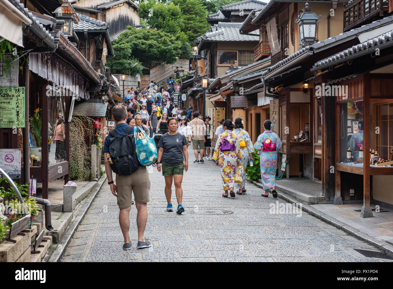 Kyoto Japan - Menschen zu Fuß auf der Straße von Kyoto, Japan Stockfoto