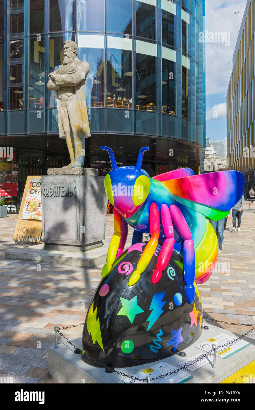 Bee-bop-a-raver, von Caroline Daly. Eine der Biene in der Stadt Skulpturen, & Statue von Friedrich Engels, Tony Wilson, erste Straße, Manchester, UK Stockfoto