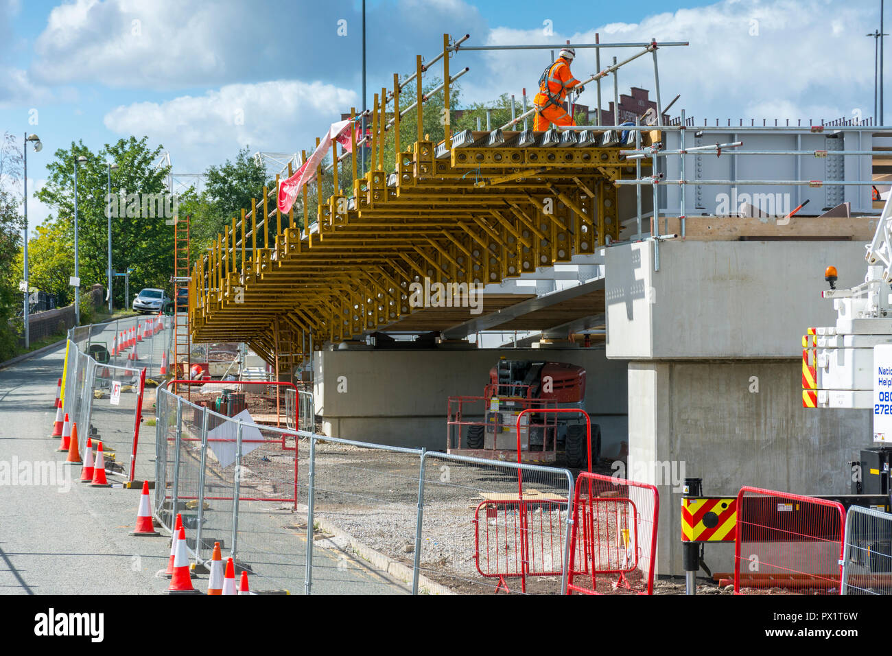 Temporäre Plattform an der Seite ein neues Viadukt im Bau auf dem Metrolink Trafford Park Line bei Pomona, Manchester, England, UK. Stockfoto