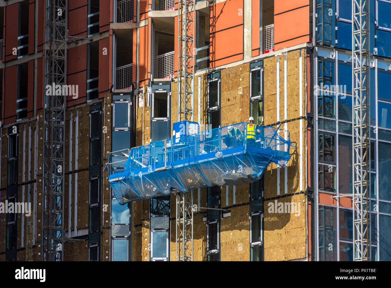 Access Plattform an einem der Duet Apartment Blocks, im Bau am Erie Becken, Salford Quays, Manchester, UK Stockfoto