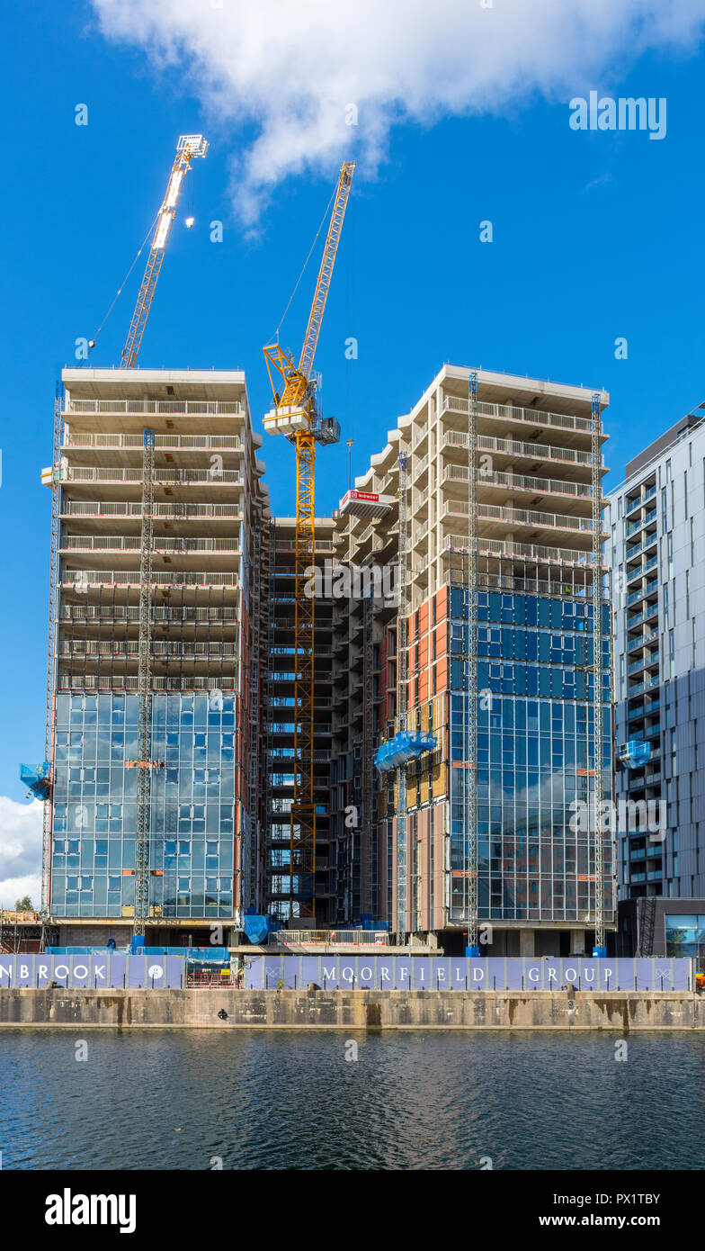 Das Duett Apartment Blocks im Bau, Erie Becken, Salford Quays, Manchester, UK Stockfoto