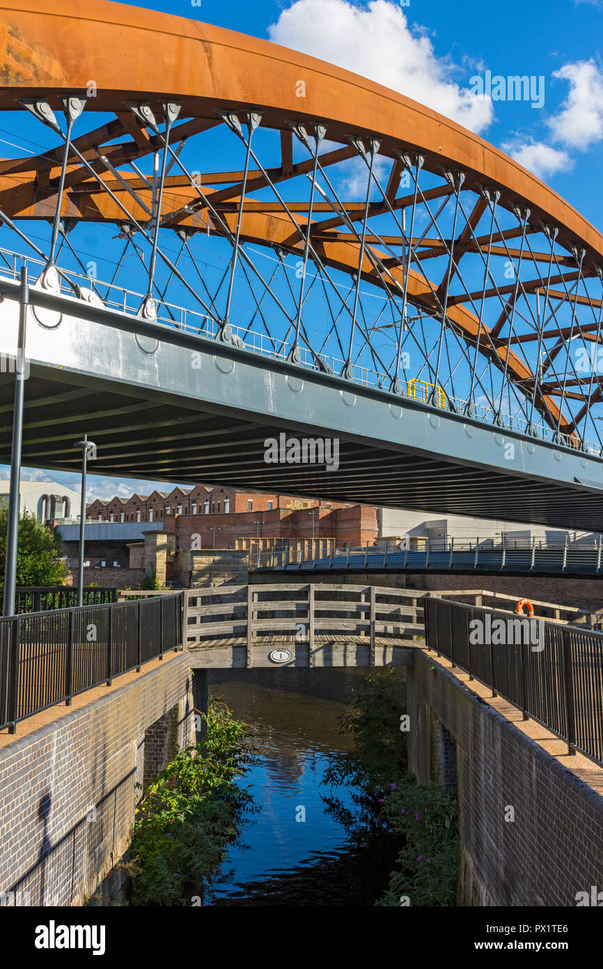 Der ordsall Akkord Eisenbahnbrücke über den Fluss Irwell an der Kreuzung mit der Manchester, Bolton und Bury Canal Road, Manchester, England, Großbritannien Stockfoto
