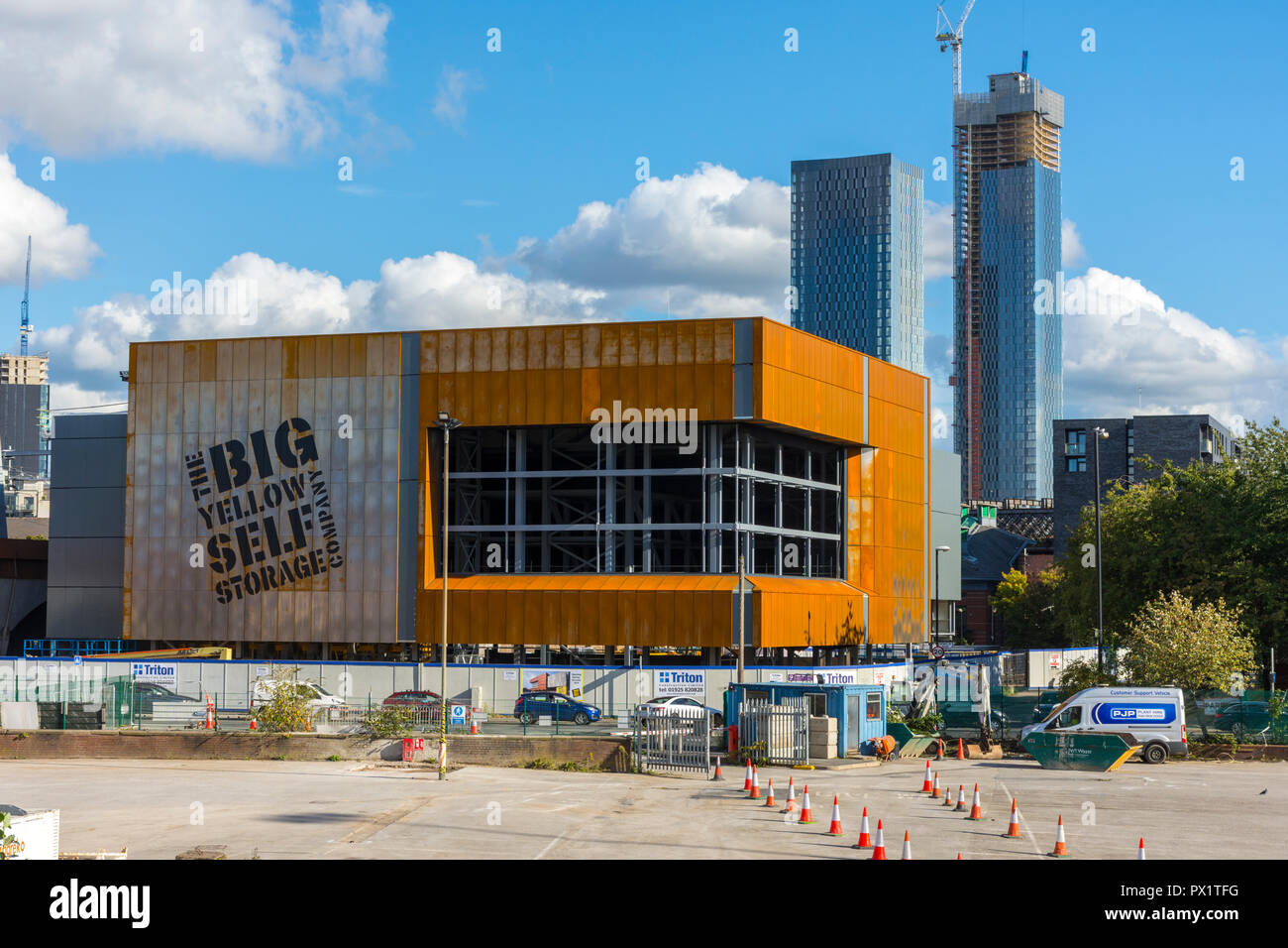 Big Yellow Storage Company Gebäude und zwei der vier Deansgate Square Wohnblocks im Bau (Sep 18). Manchester, England, Großbritannien. Stockfoto