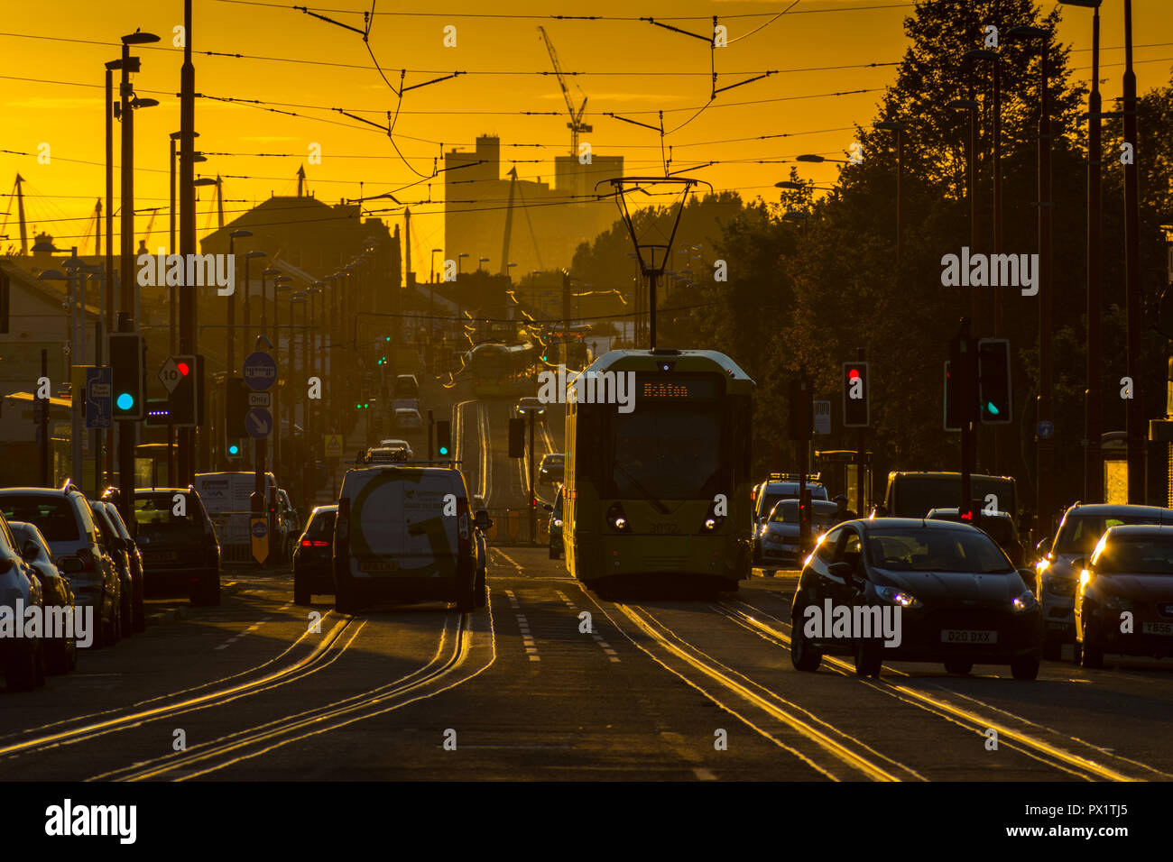 Tower Blocks im Stadtzentrum von Manchester Manchester Road, Droylsden mit Metrolink Tram im Abendlicht, Tameside, Manchester, England, UK gesehen Stockfoto
