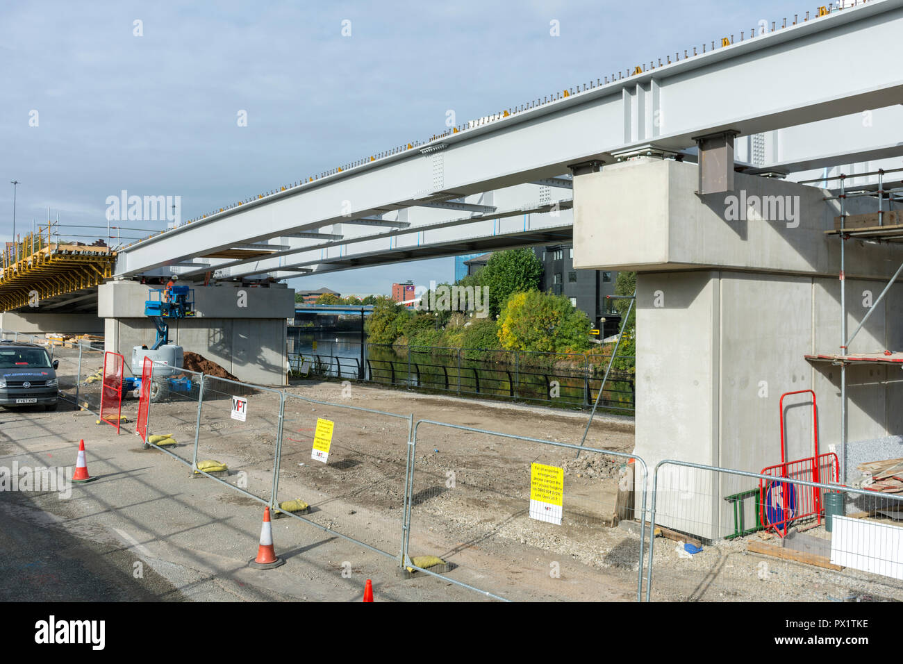 Die Bauarbeiten für ein neues Viadukt für die Metrolink Trafford Park Line bei Pomona, Manchester, England, Großbritannien Stockfoto