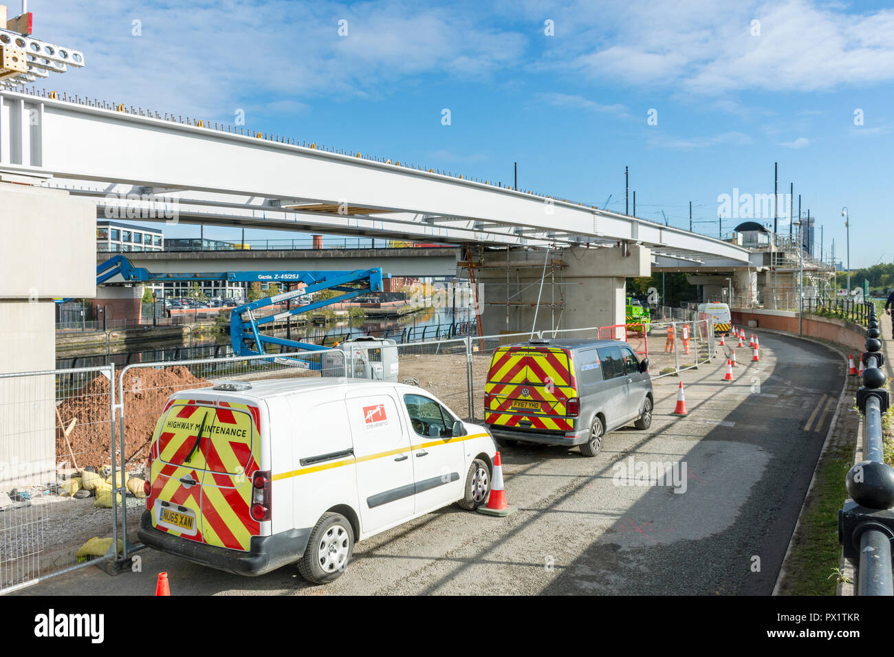 Die Bauarbeiten für ein neues Viadukt für die Metrolink Trafford Park Line bei Pomona, Manchester, England, Großbritannien Stockfoto