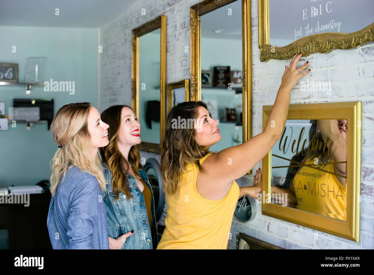 Junge Frauen von Business Partnern in der Hochzeit Industrie Stockfoto