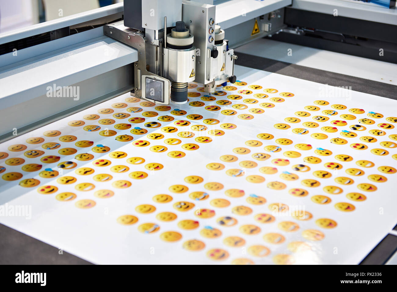 Arbeiten digitale Schneideplotter und gelbe Smileys Stockfoto