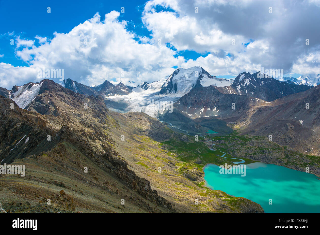 Schöne Landschaft mit Smaragd - Turquoise Mountain Lake Ala-Kul, Kirgisistan. Stockfoto