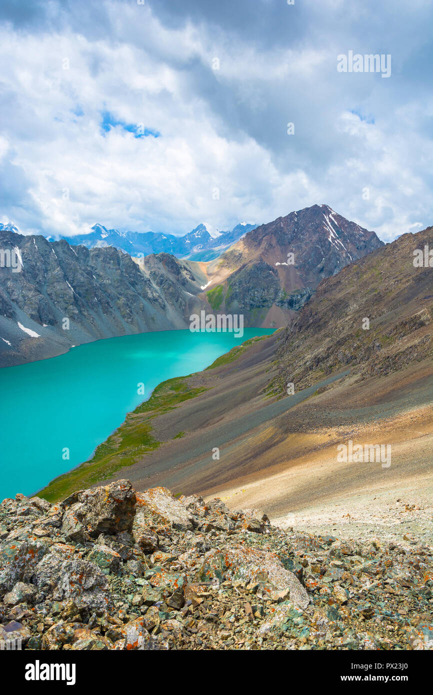 Schöne Landschaft mit Smaragd - Turquoise Mountain Lake Ala-Kul, Kirgisistan. Stockfoto