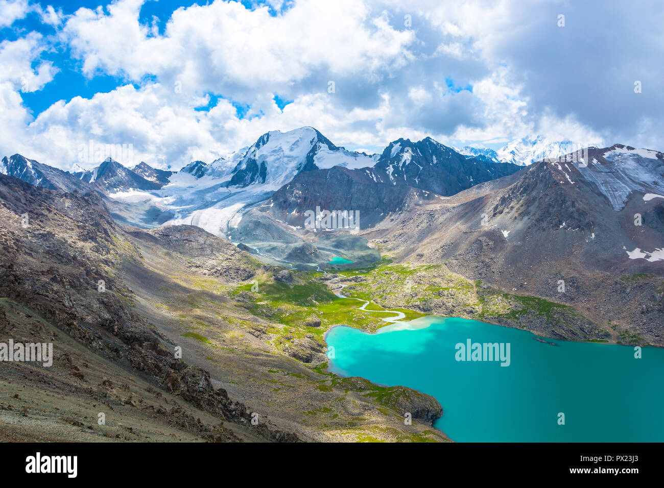 Schöne Landschaft mit Smaragd - Turquoise Mountain Lake Ala-Kul, Kirgisistan. Stockfoto
