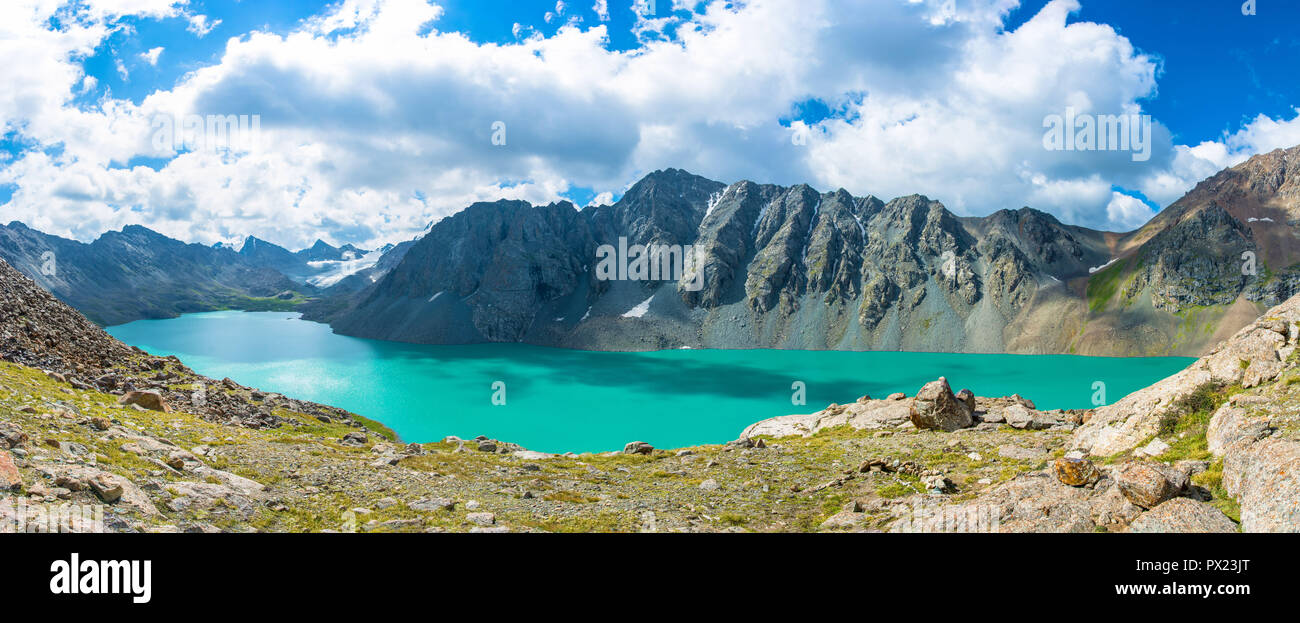 Panorama schönen Emerald - türkis Bergsee Ala-Kul, Kirgisistan. Stockfoto