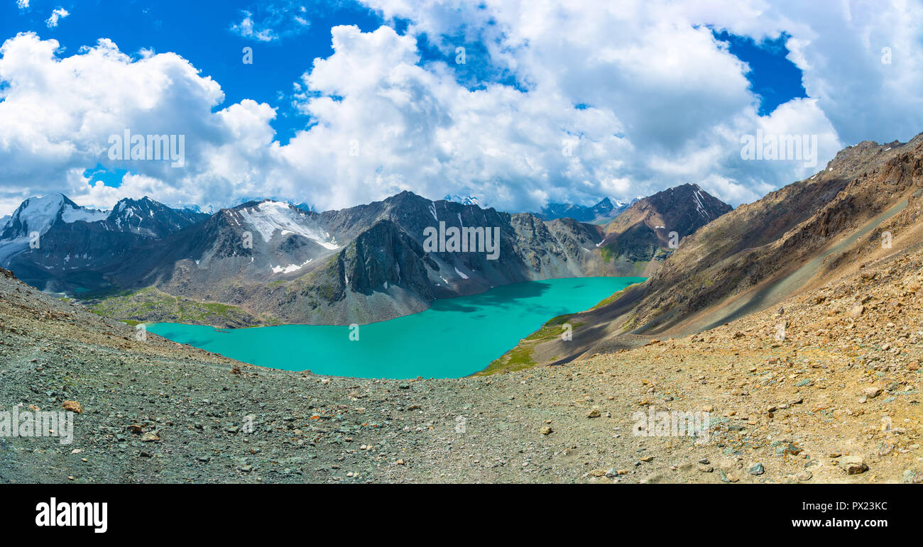 Panorama schönen Emerald - türkis Bergsee Ala-Kul, Kirgisistan. Stockfoto