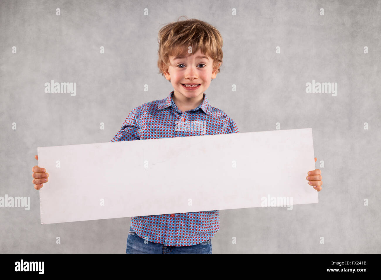 Junge Unternehmer hält eine Werbefläche für Verkauf, glückliches Gesicht Stockfoto