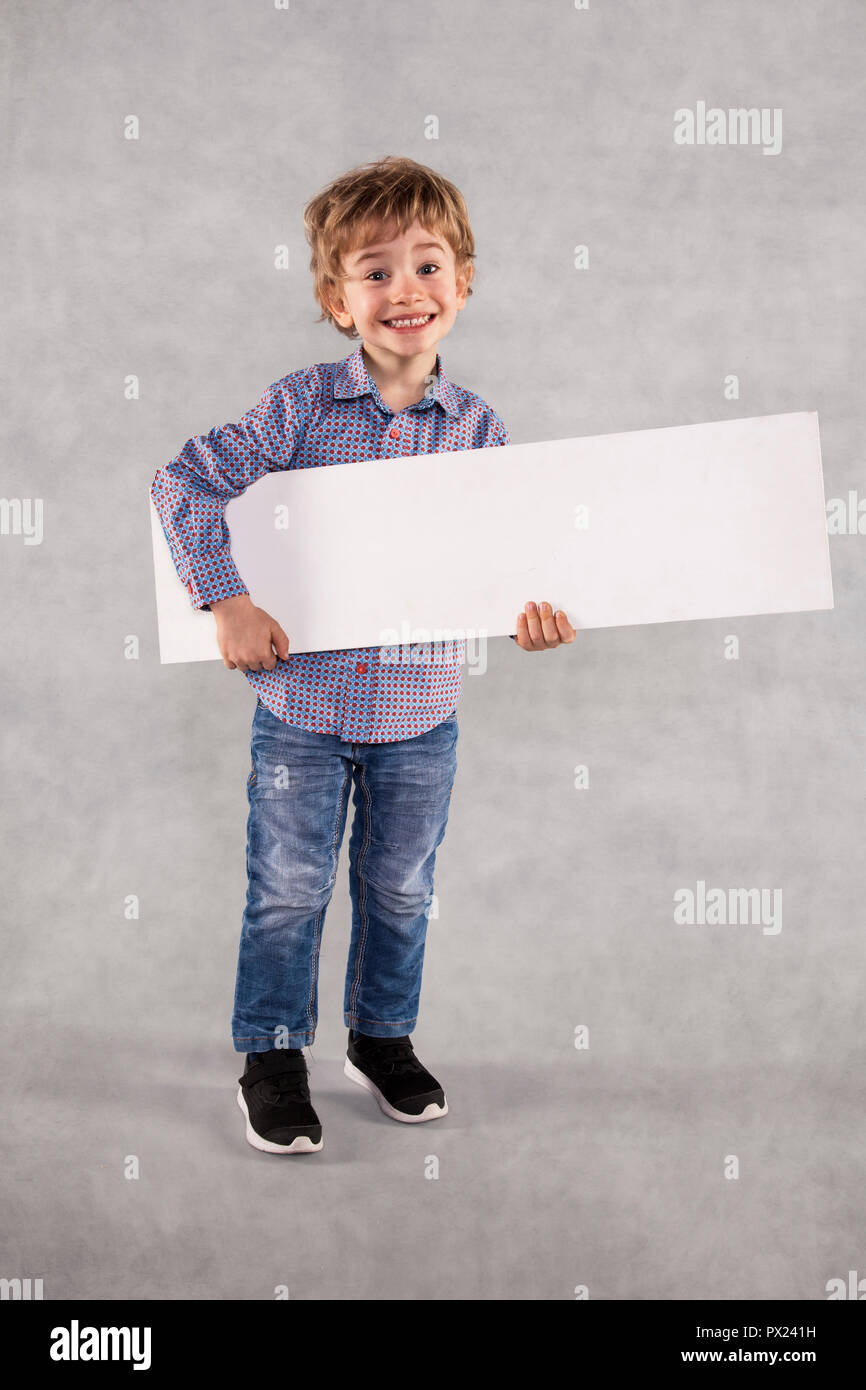Junge, eine Werbefläche, junge Unternehmer mit Kopie Raum Stockfoto