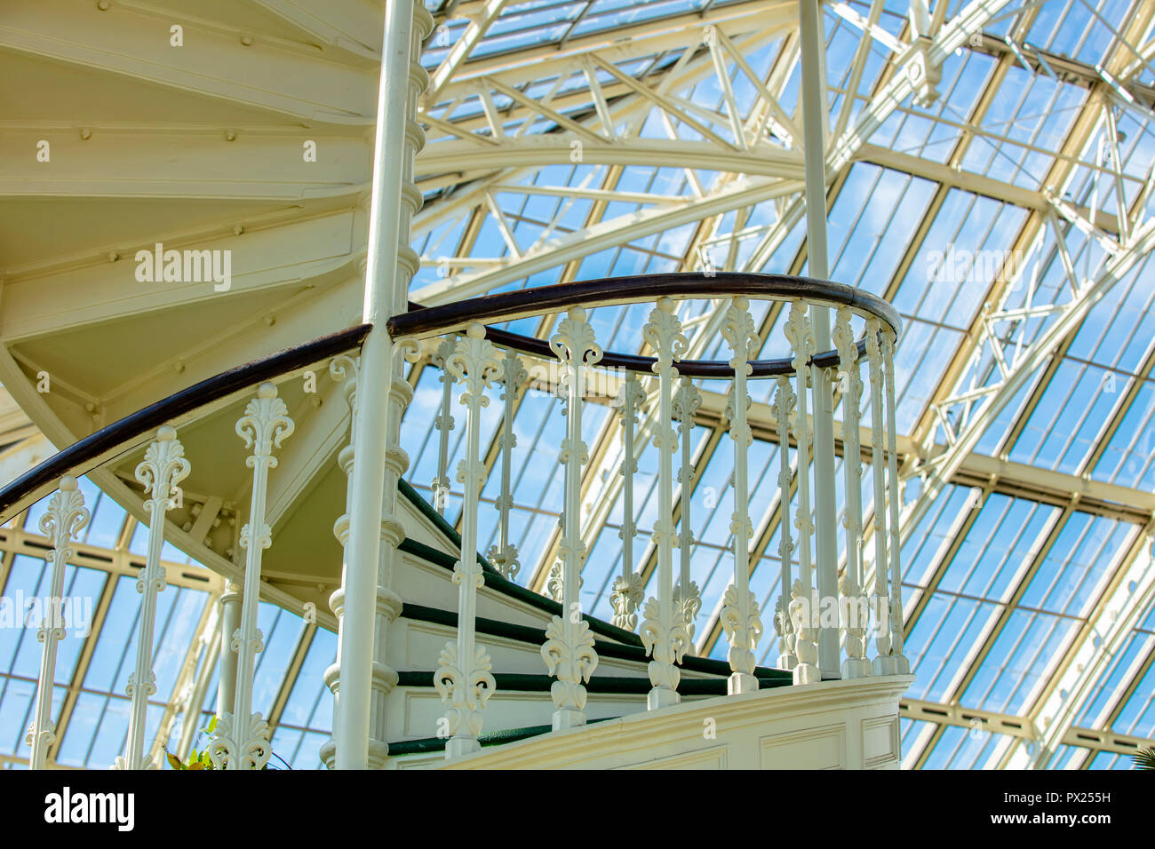 Richmond, London - 17 Aug 2018: Gemäßigt Haus atemberaubende Architektur Details nach der Neueröffnung in Kew Royal Botanic Gardens Stockfoto
