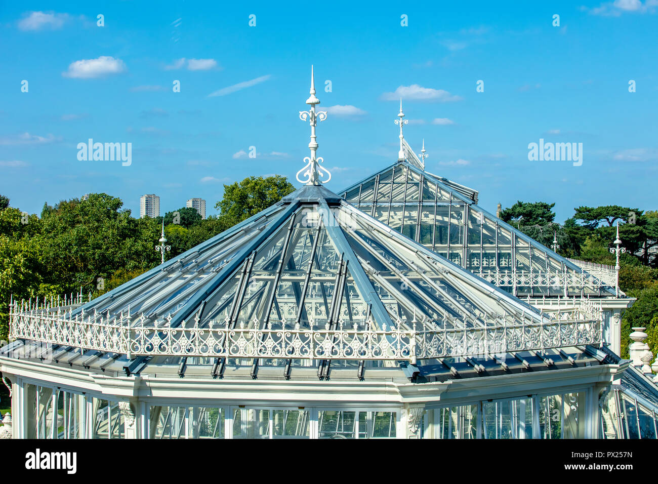 Richmond, London - 17 Aug 2018: Gemäßigt Haus atemberaubende Architektur Details nach der Neueröffnung in Kew Royal Botanic Gardens Stockfoto