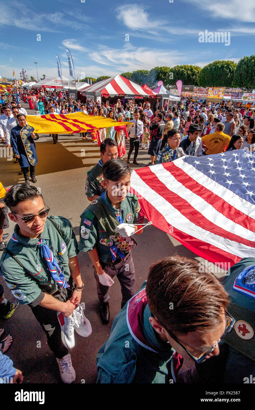 Vietnamesische amerikanischen Pfadfinder Parade mit amerikanischen und vietnamesischen Flags an einem asiatischen American cultural festival in Costa Mesa, CA. Stockfoto