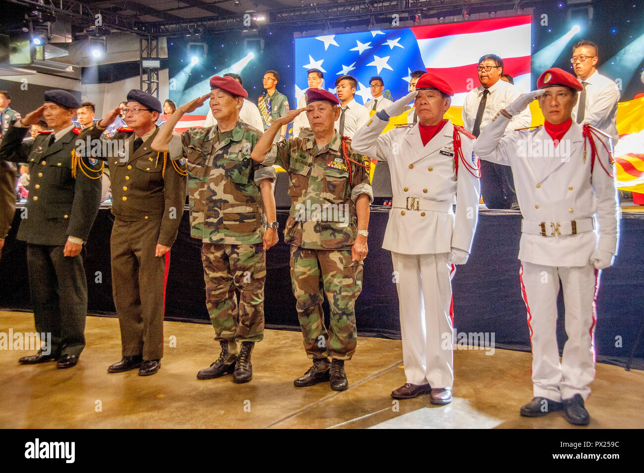Eine Ehrengarde der ehemaligen Südvietnamesischen Soldaten salute während der Wiedergabe ihrer Nationalhymne an einem asiatischen American cultural festival in Costa Mesa, CA. Stockfoto